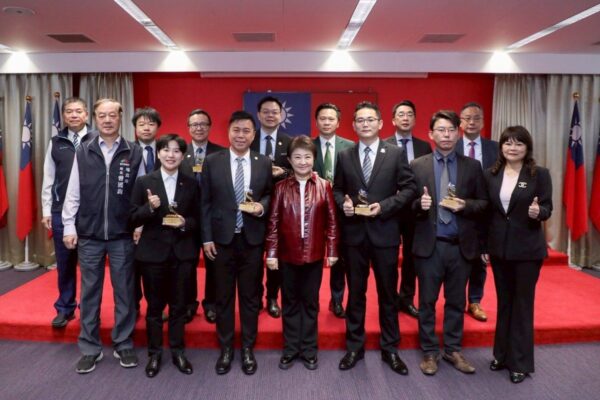 神隊友就位!中市表揚不動產優良從業者,打造透明安心交易環境